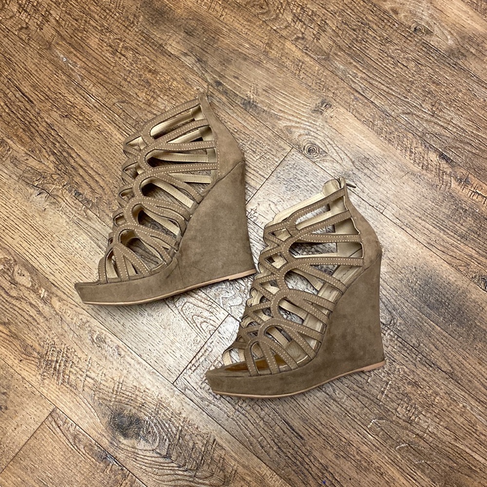 Bonnibel Taupe Cut Out High Wedge Platform Sandals 7 1/2